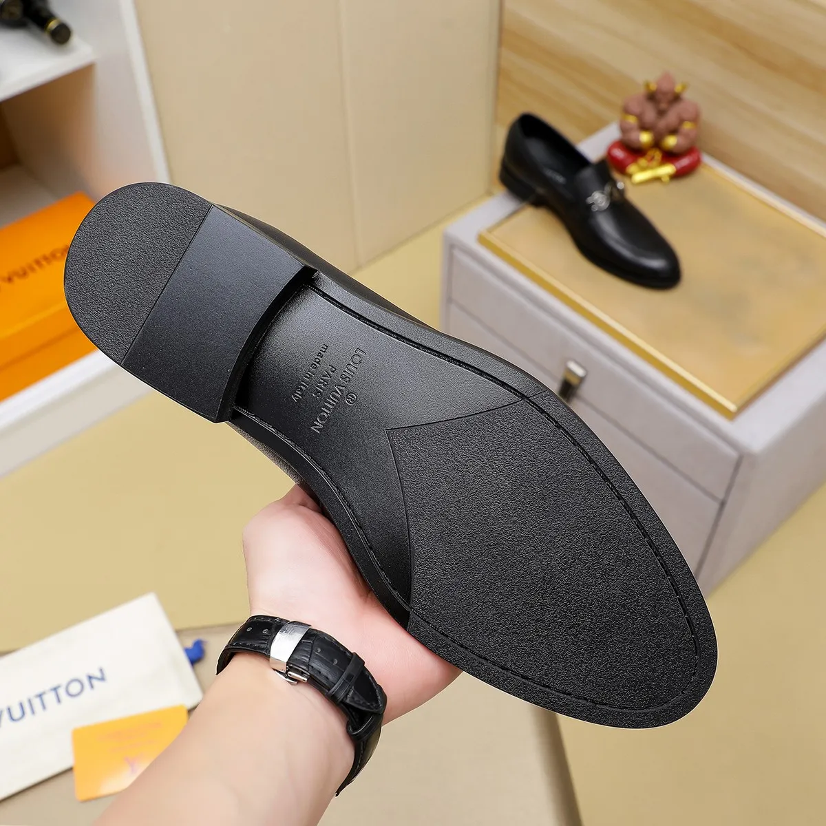Men's Men's Shoes 💰420 💰[Louis Vuitton] LV high-end business formal leather shoes! ! Luxurious and elegant style, equal emphasis on practicality and style, professional focus on details and quality, counter original 1⃣️: 1⃣️ super accurate reproduction👍🏻! Material: The upper is made of imported original soft 🐂cowhide ➕imported first-layer sheepskin lining. Original anti-slip and wear-resistant outsole! Code number: 39--45, (38.46 custom-made) Large quantities in stock!